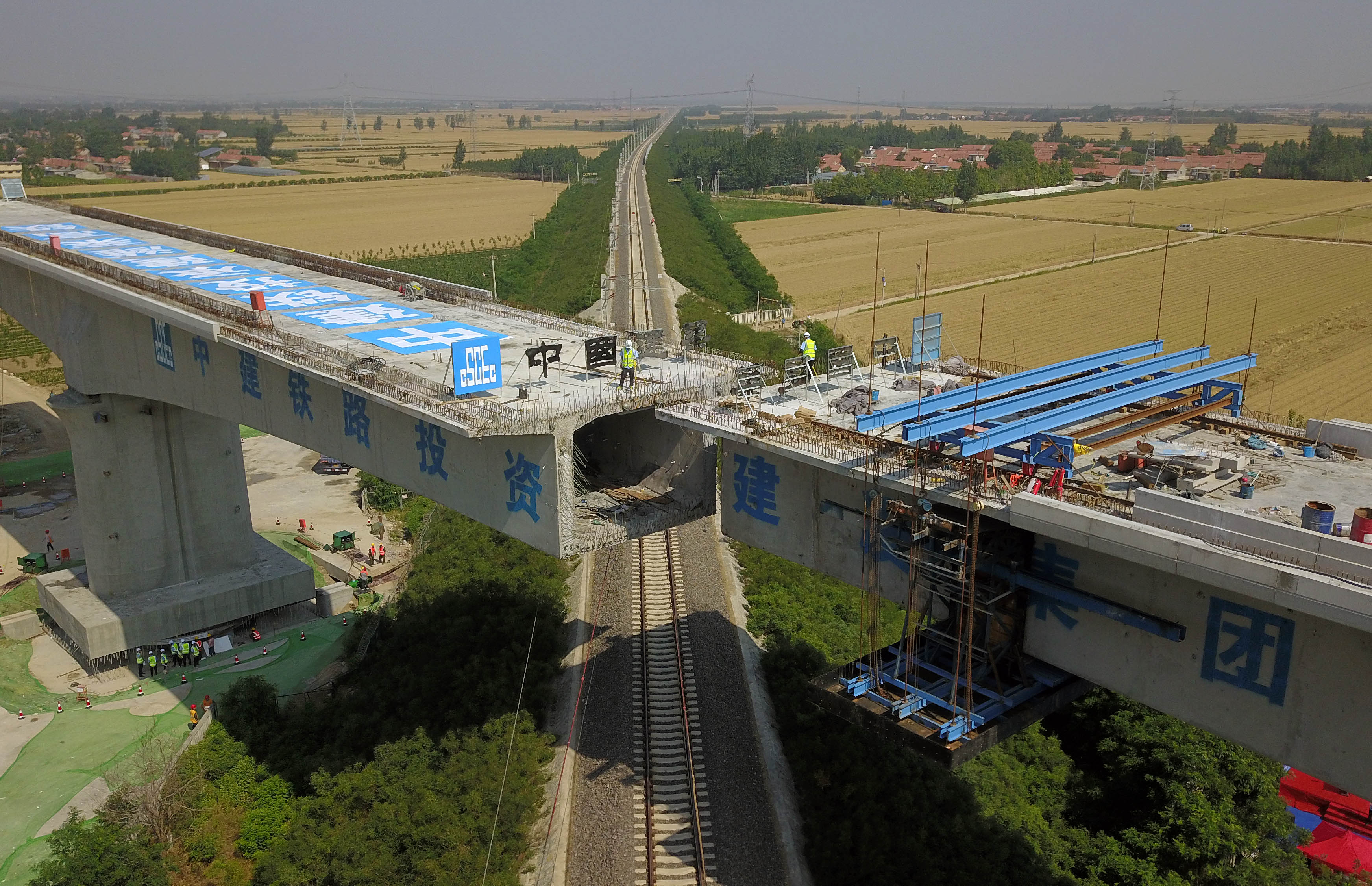 潍莱高铁跨海青铁路连续梁转体成功(7)