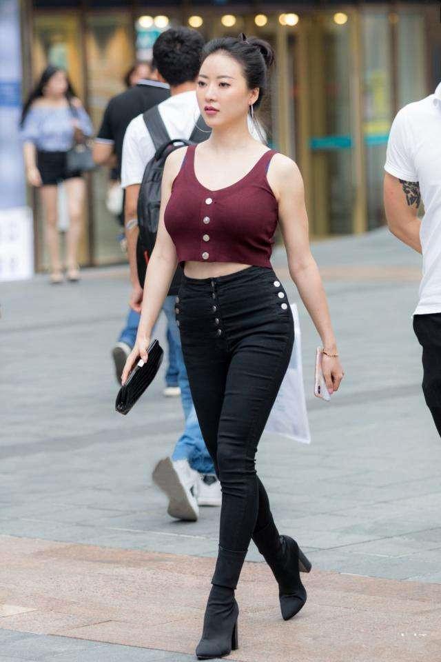 街拍:美女背心式内衣搭高腰牛仔裤,性感丰腴,释放成熟魅力