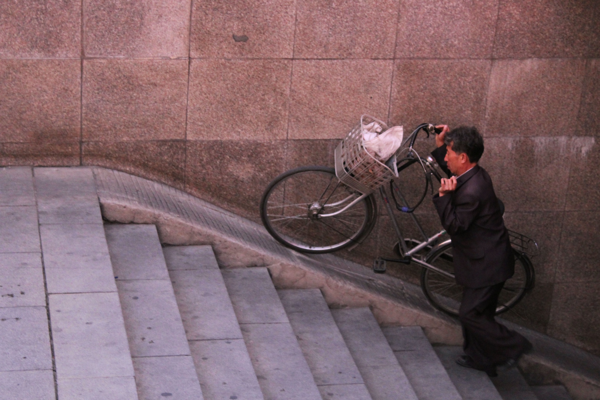 实拍朝鲜:游走平壤大街小巷,拍摄当地人生活现状!