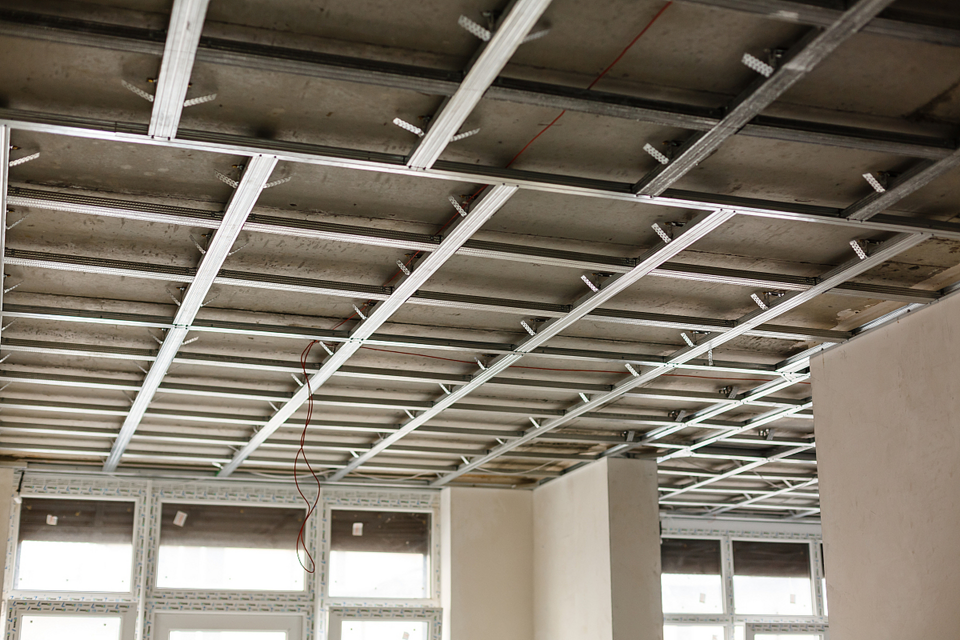 装修吊顶材料选择轻钢龙骨和木质龙骨各有优缺点.