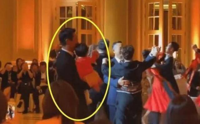 父亲抱女儿参加舞会火了!一进舞池就成焦点,网友:又骗我生女儿 父亲抱女儿参加舞会火了!一进舞池就成焦点,网友:又骗我生女儿