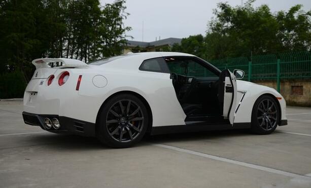 "车到山前必有路,有路必有丰田车"战神gtr!