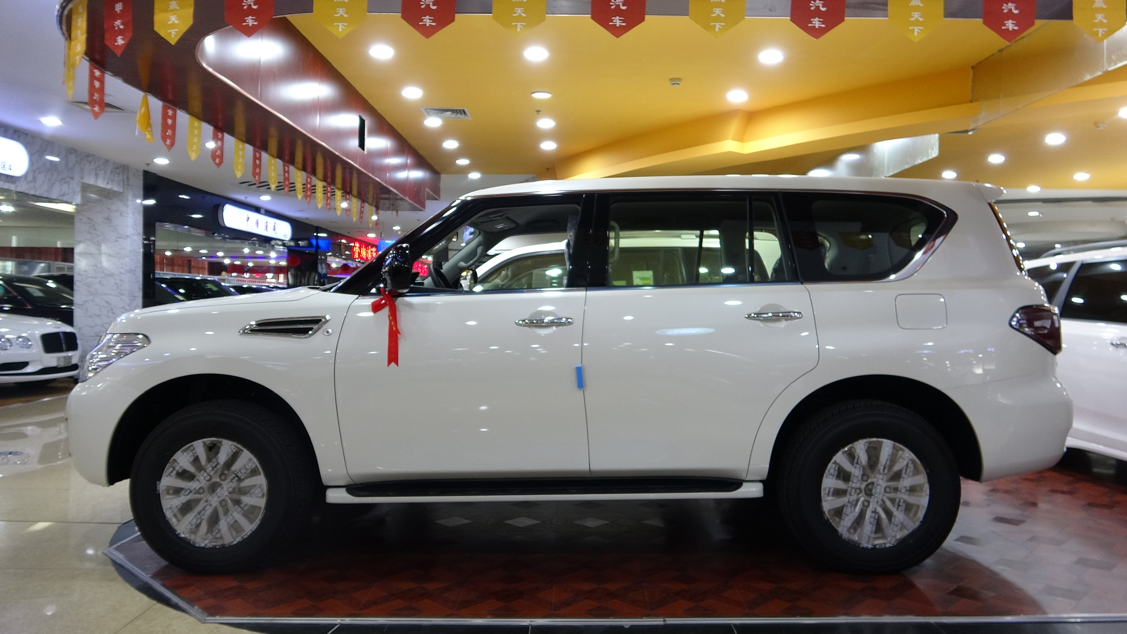 实拍18款途乐y62 超强通过能力彰显强悍性能