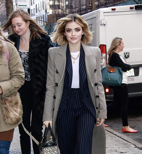 美国纽约,露西·海尔(lucy hale)现身街头.