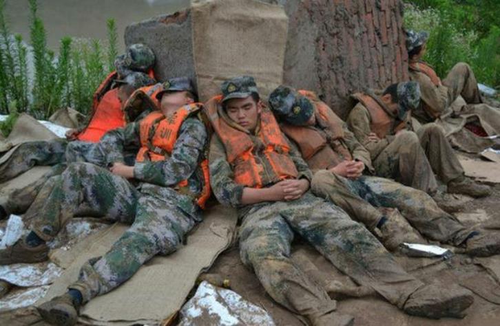 中国军人的感人照片:战士们不畏艰辛的训练,看到最后