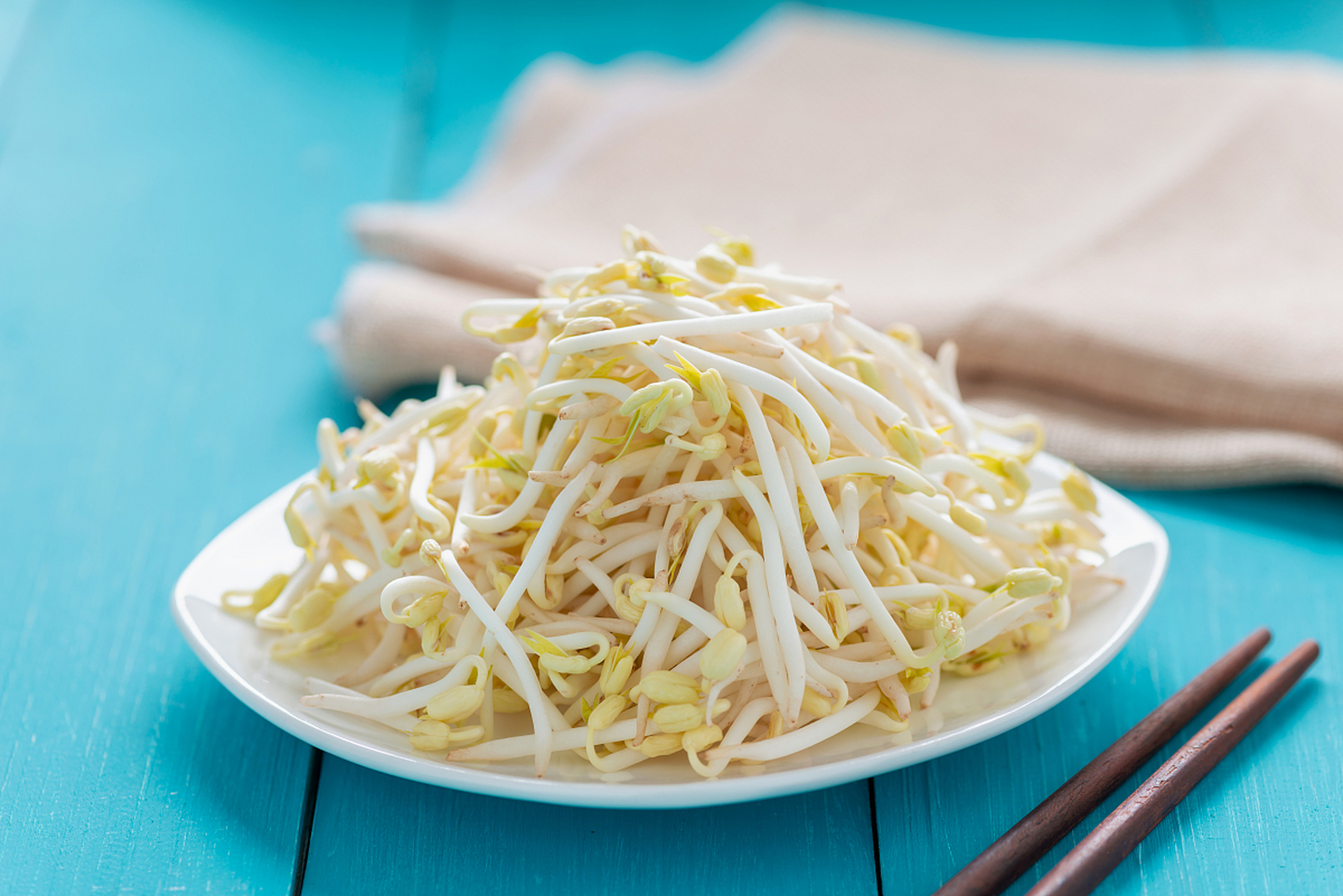 绿豆芽作为一种常见的蔬菜,其营养价值丰富,含有多种维生素和矿物质.
