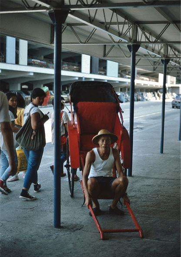 镜头下:一位荷兰人拍摄的1986年香港,真不容易