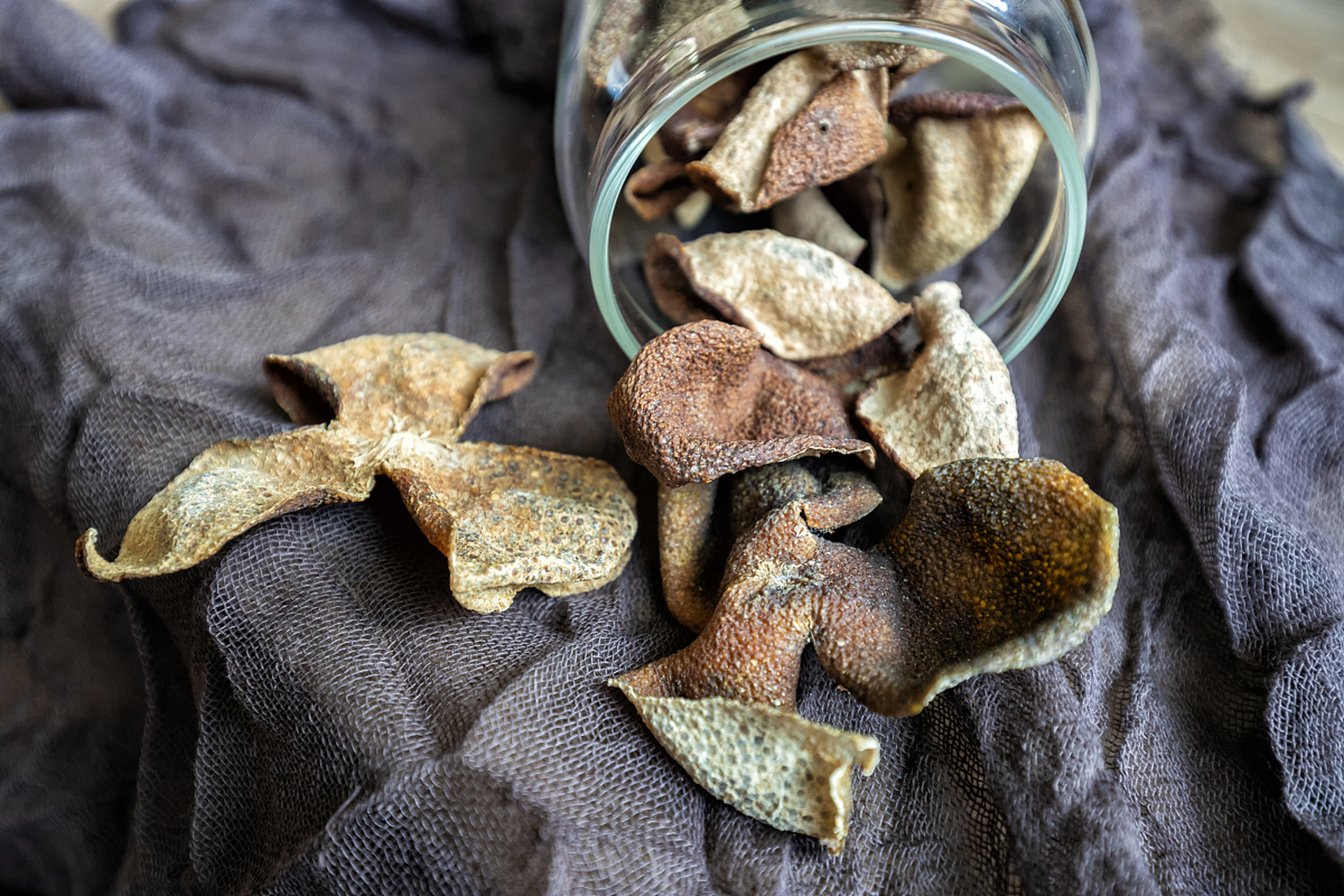 1,上腹部胀满,内里发硬;  2,口中反酸水,唾