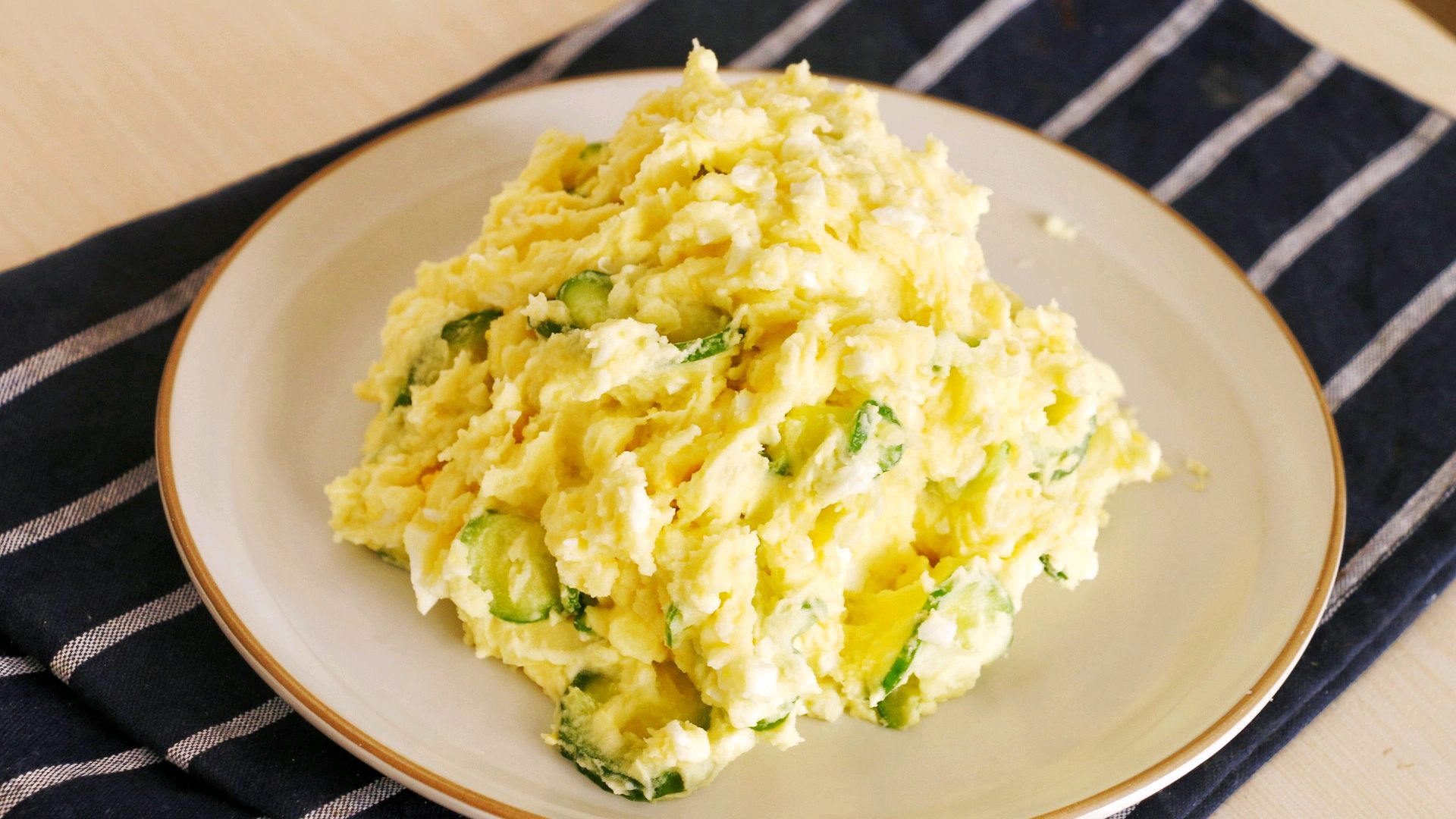 土豆别再炒着吃了,做成日式土豆沙拉,香甜软糯一上桌就被抢光了