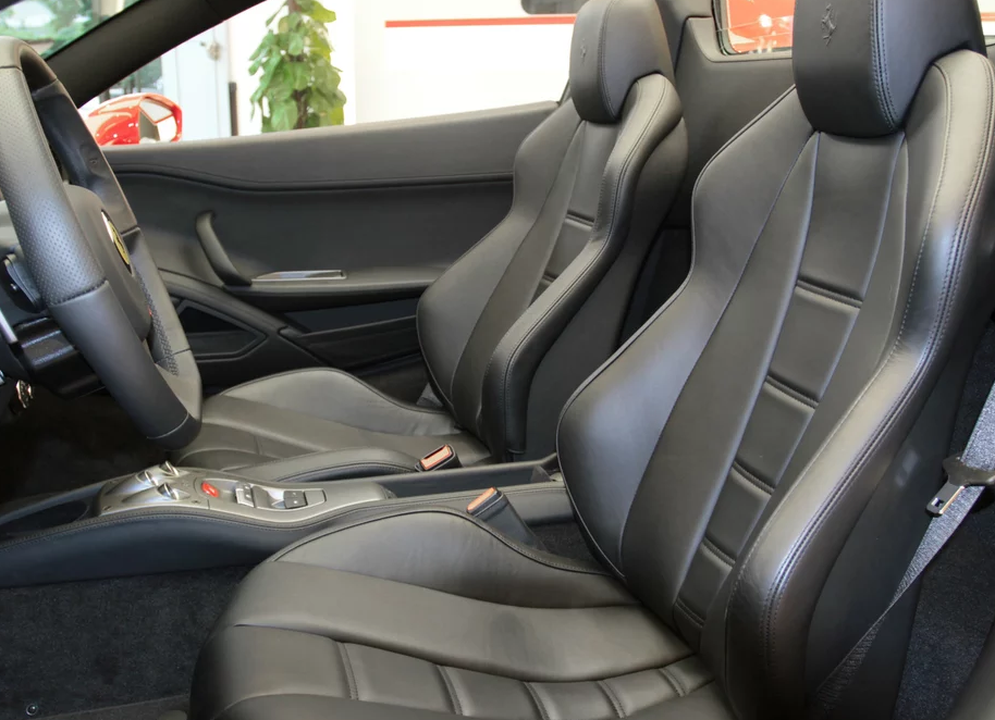 法拉利458italia4.5l spider,外观张扬有度,是年轻人的最爱