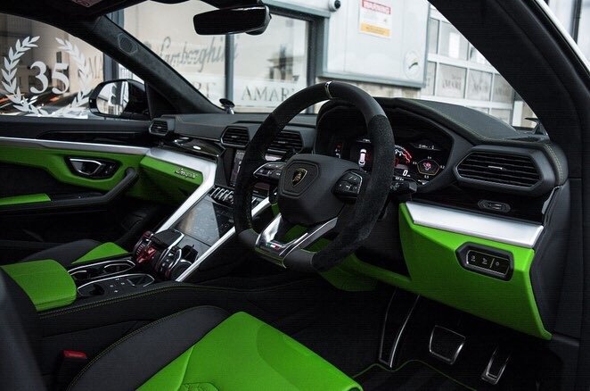 兰博基尼urus,黑绿色的内饰