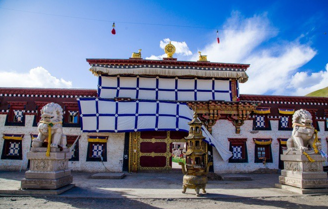 旅游:这里的寺庙群由100多个寺庙组成,雄伟壮阔,藏区朝拜必去