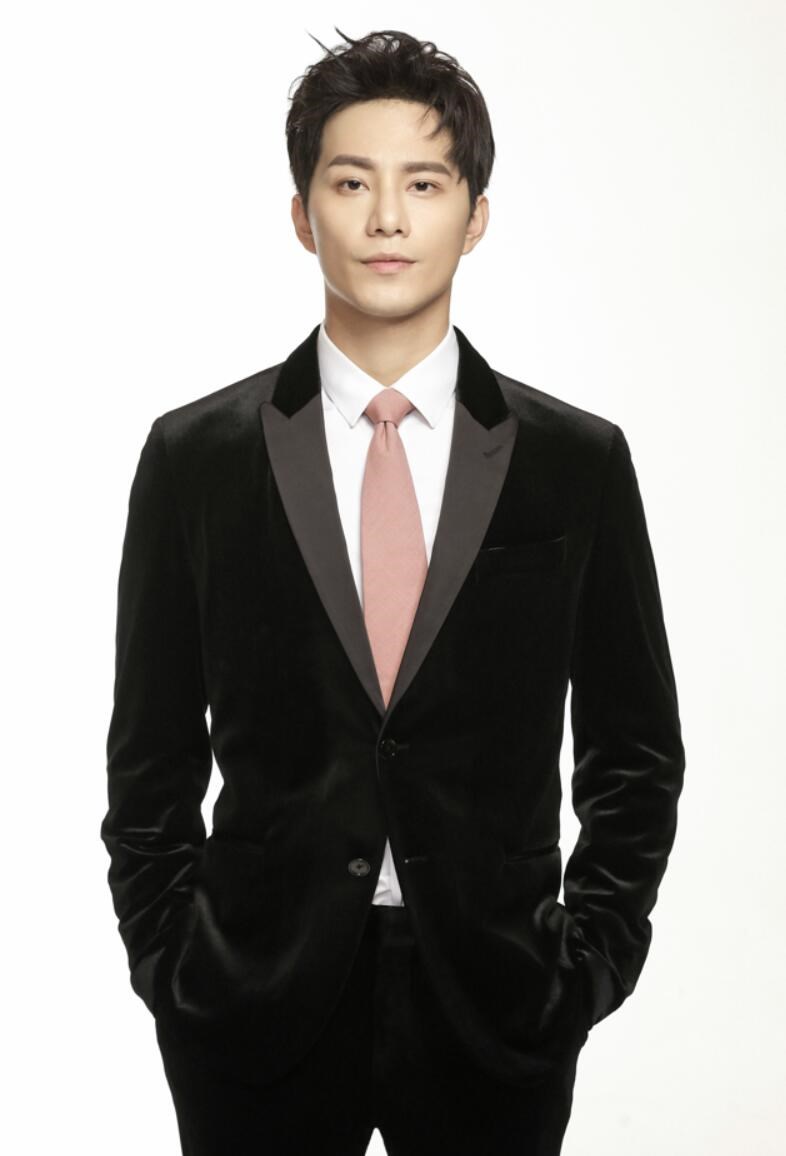 徐志贤曝西装写真 "新晋老公"绅士优雅