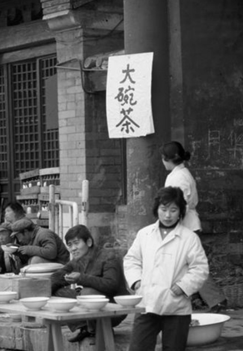 80年代老照片:80年代初的中国,大碗茶两分钱一碗