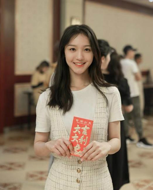 大闹车站的女星刘露微博改名换姓,仍是某艺术院校的女大学生
