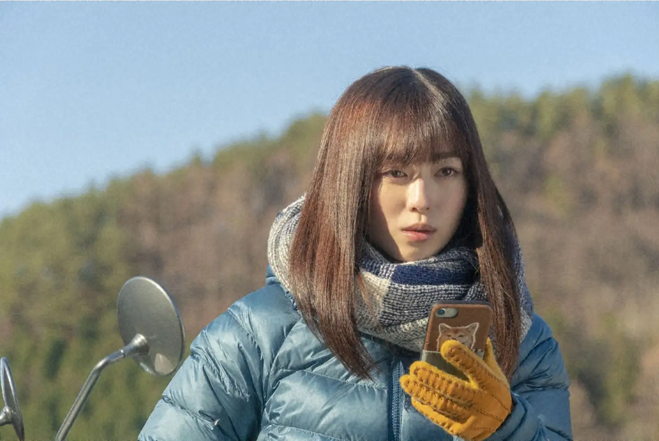 新浪娱乐讯 福原遥主演日剧《摇曳露营》公开第9话剧照,本集中她利用