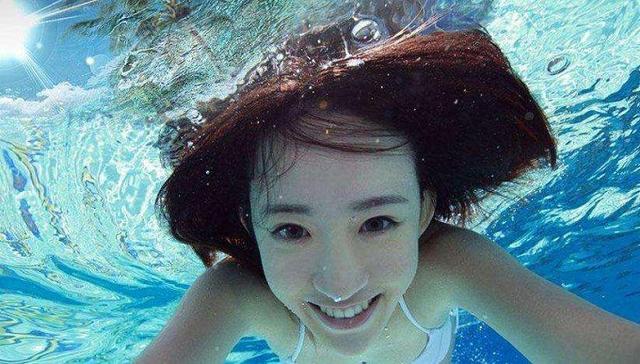 为什么有些人能在水下睁开眼睛?不难受吗?真相来了