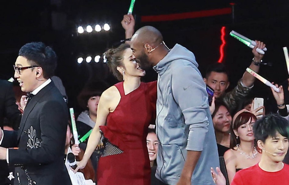 一代传奇球星科比的魅力,使不老女神许晴见了都秒变小女人.