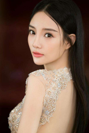 最近薛之谦前女友爆料一事,又让李小璐处在了风口浪尖上.