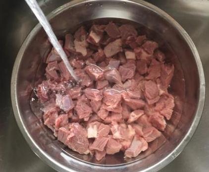 牛肉焯水越来越脏?老师傅用这招,脏物血水自动跑出来,太省心了