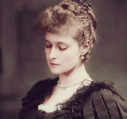 虽然性格不讨喜,但不可否认维多利亚女王后代里她最美