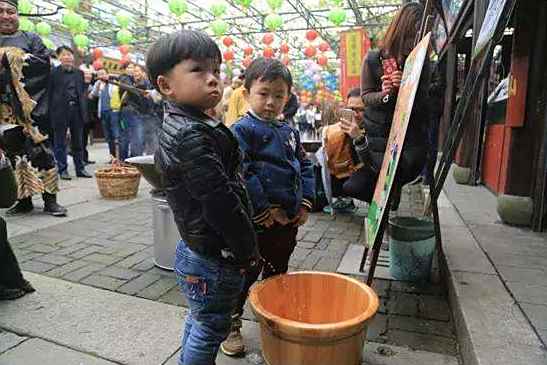 其实是用小孩子的尿,俗称童子尿来煮了.