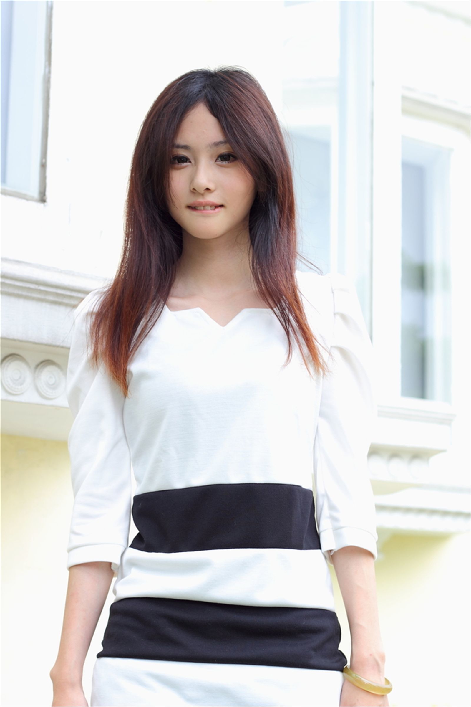 小巧玲珑的女孩精致的面容