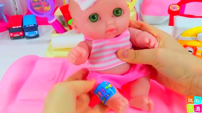 家庭育儿大全 05:08 医生给娃娃打屁股针过家家玩具 00:54 八个月大的