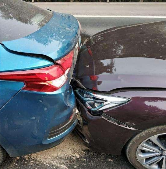 小伙目睹国产车追尾日系车,看到撞击程度表示:日系车有点伤