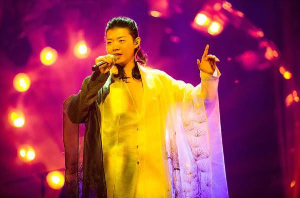 同样都走中国风,李玉刚和霍尊两人差距太大,没有对比就没有伤害