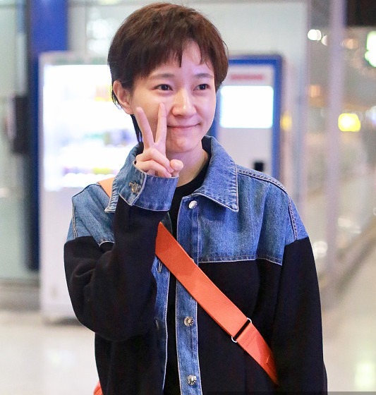 短发"蓝精灵"!焦俊艳一身蓝色牛仔套装配帆布鞋,男友风十足