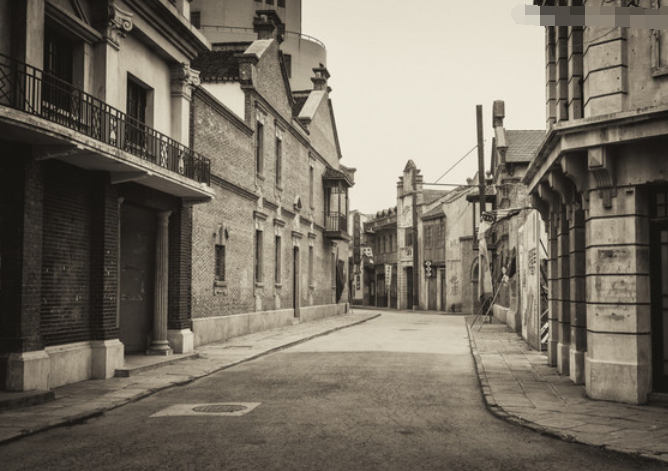 民国时期的老照片,照片中的是民国时期的街道,建筑物普遍只有两层