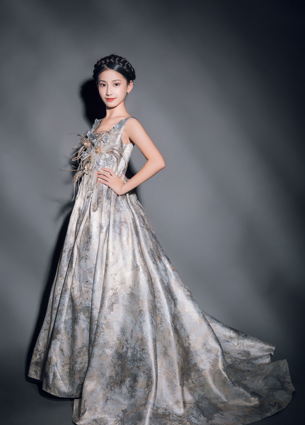 孙伊雯,2007年出生,她有一种天生的成熟美,这可能与她的爱好有关,这位