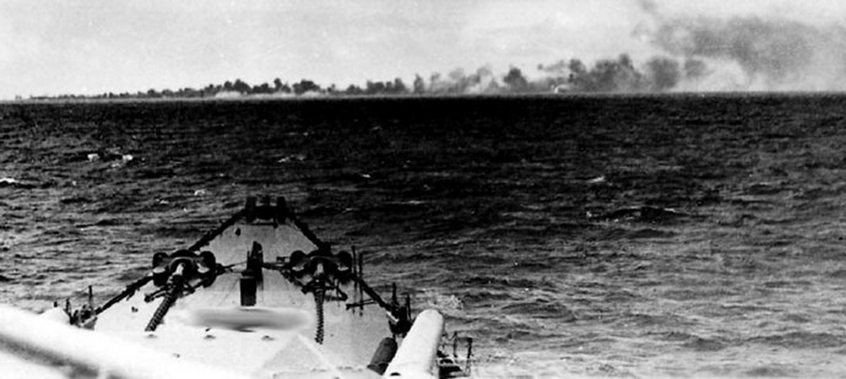 英国皇家海军阿卡斯塔号驱逐舰正在拉烟瘴,以保护受伤的光荣号航空