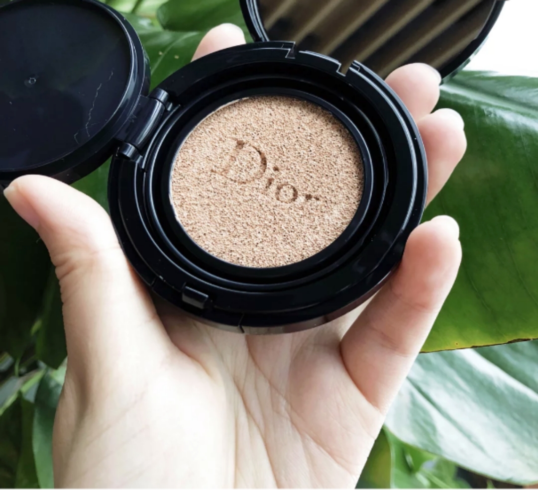 四款热门大牌气垫测评:ysl轻薄,迪奥持久,兰蔻最受大家喜爱