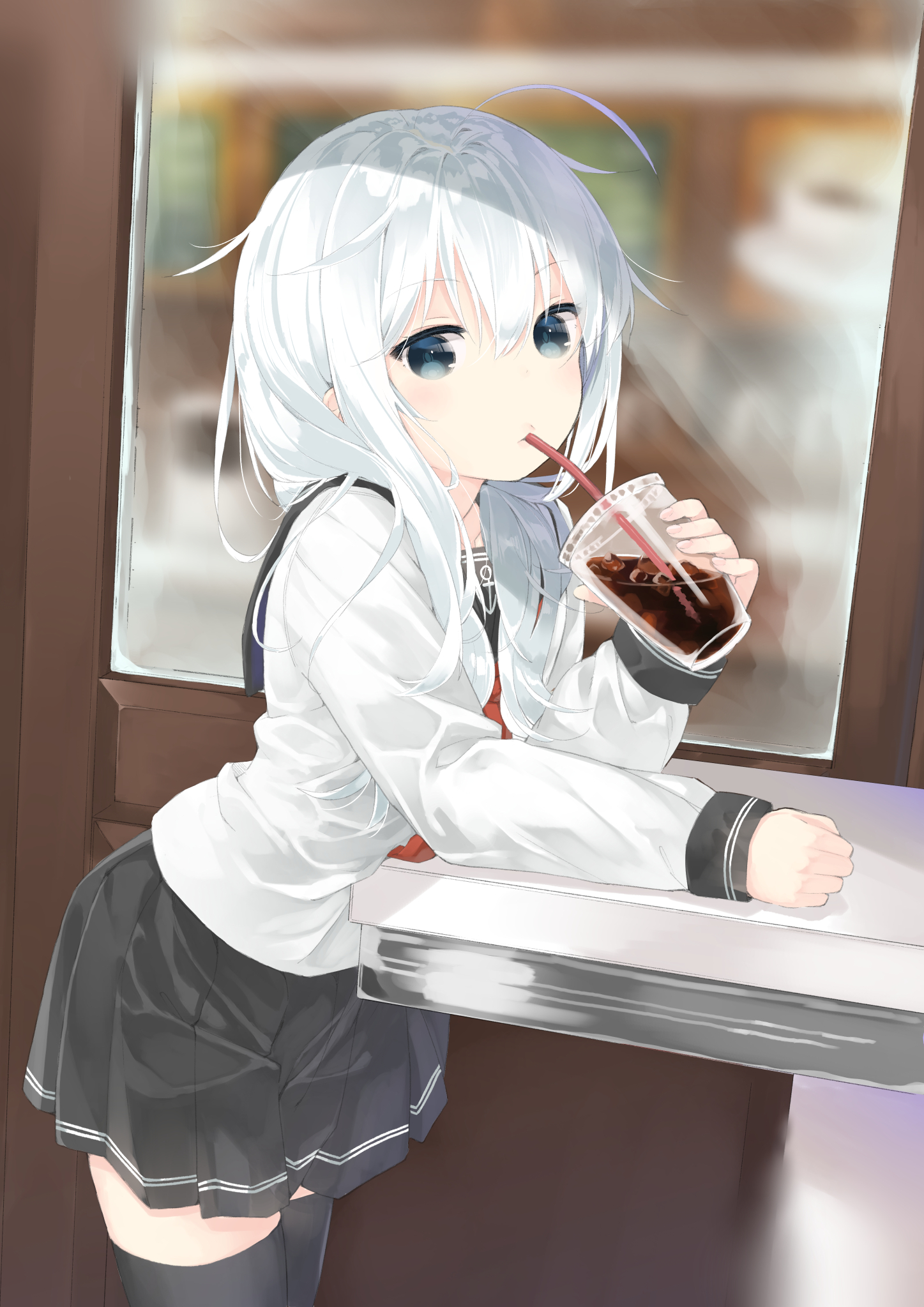 动漫图片:饮料这样喝才够优雅,嘻嘻