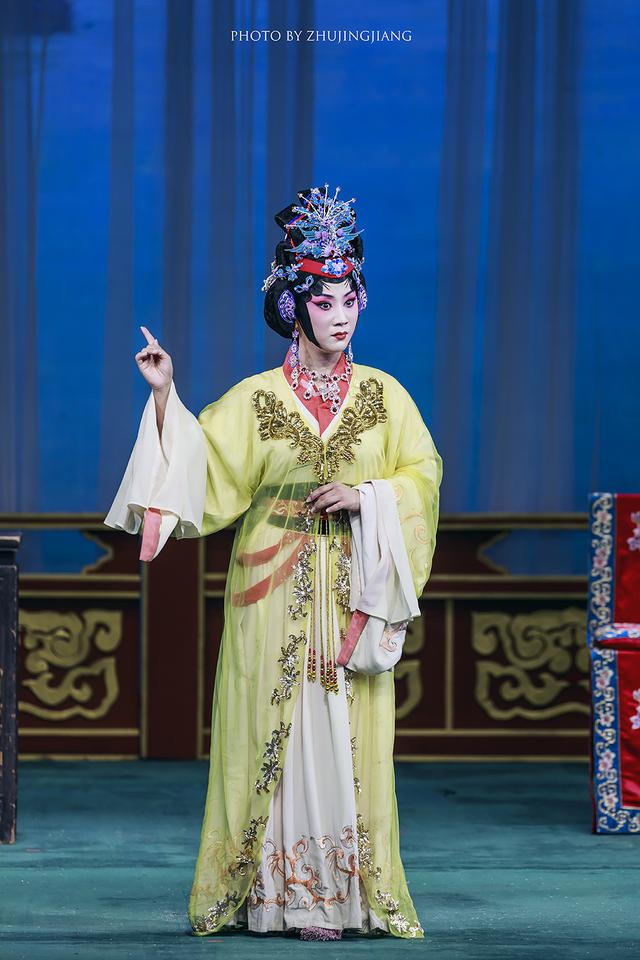 王岳凌主演京剧《王熙凤大闹宁国府》