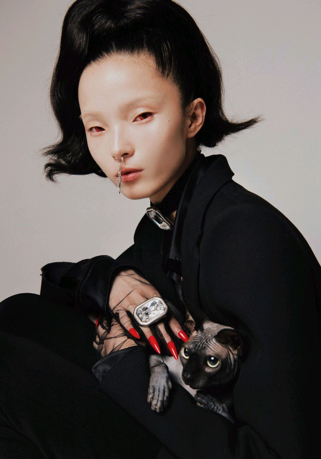 雎晓雯大胆挑战高额头淡眉妆红眼睛,酷到不行!