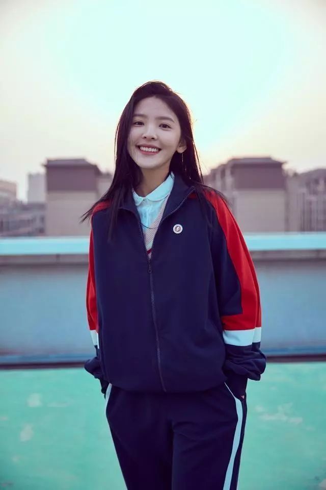 新晋女神章若楠引得王思聪关注,看了素颜照,网友:怪不得她能红