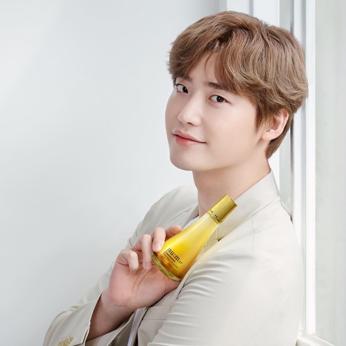 啥都没看见只顾着看你了!苏秘最新李钟硕代言照公开