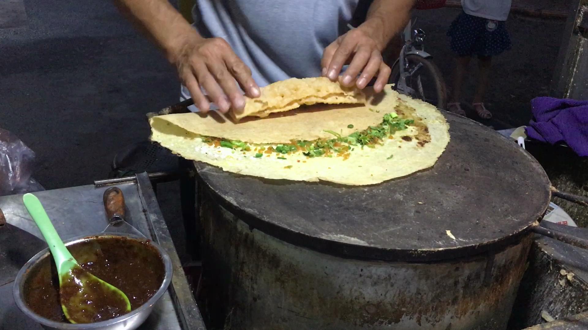 吃起来劲道有嚼劲,味道也十分的香浓,感觉比天津煎饼果子更好吃哦!