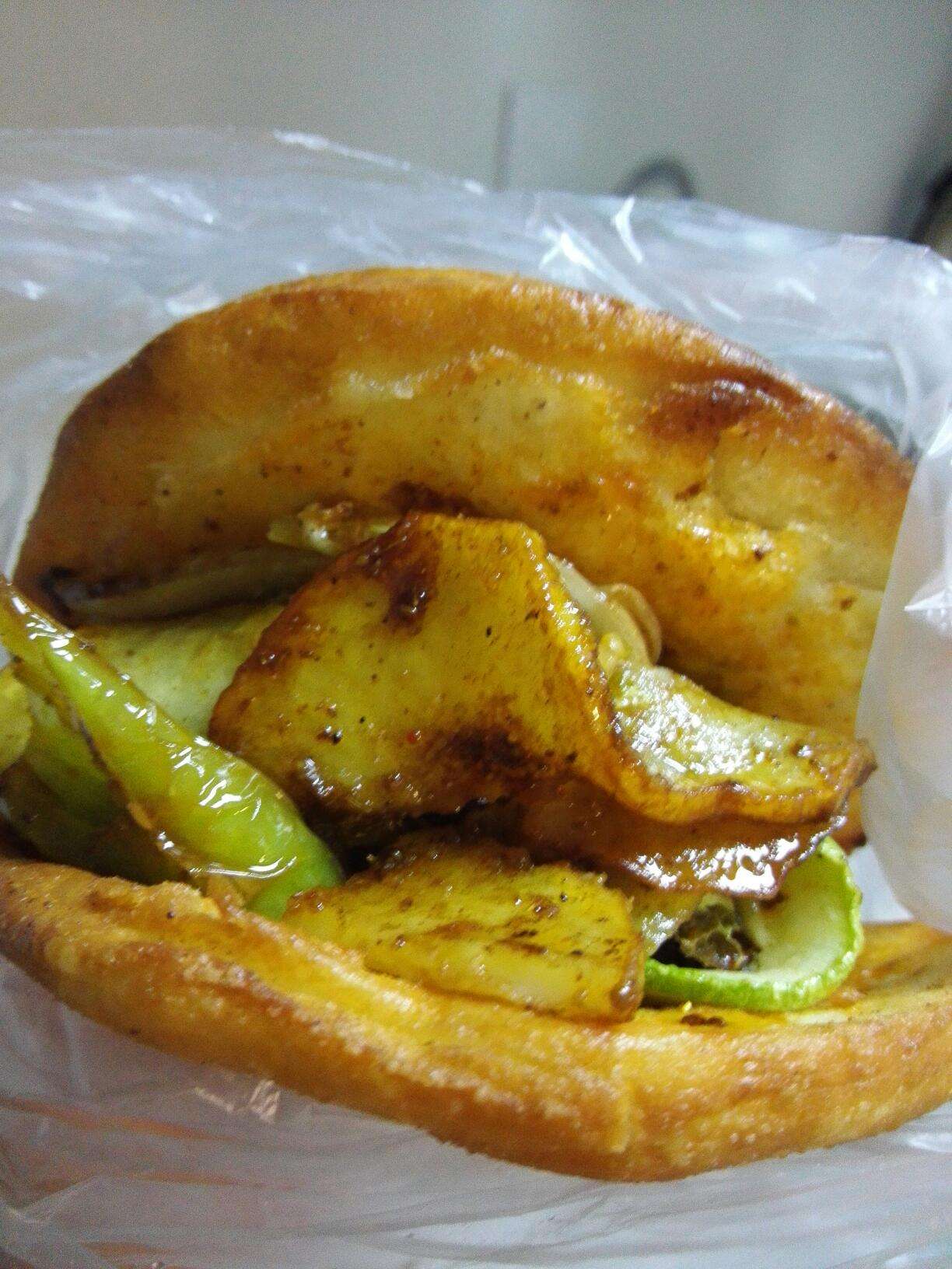 炸过的饼,夹上选好的菜,美味极了