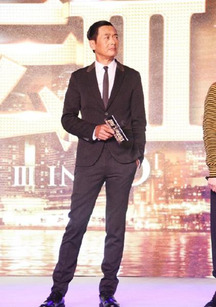 63岁发哥身材挺拔,逆天大长腿抢镜