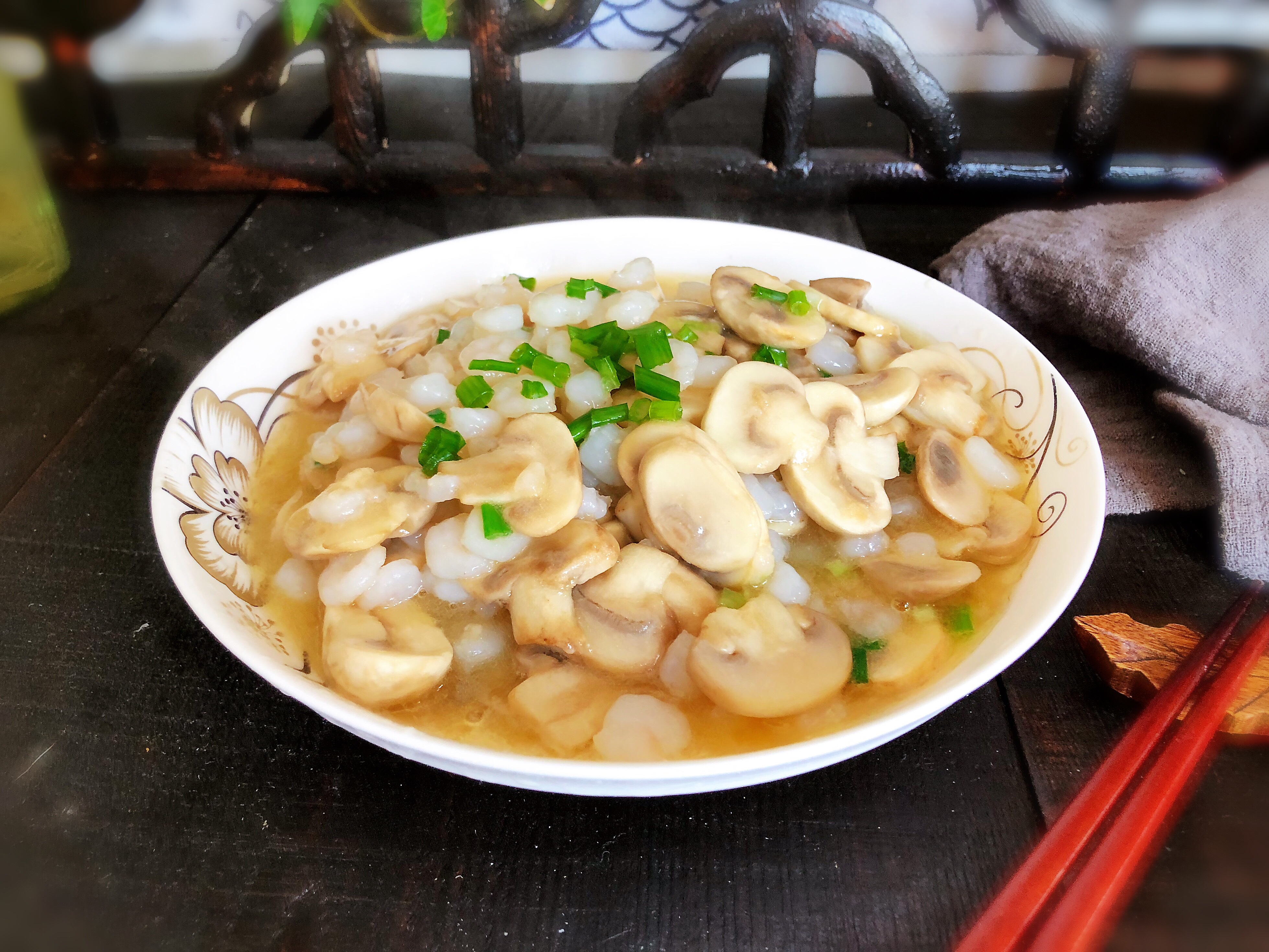 河虾仁与白蘑菇简单一炒,味道鲜美,营养丰富,最后连汤汁都没剩