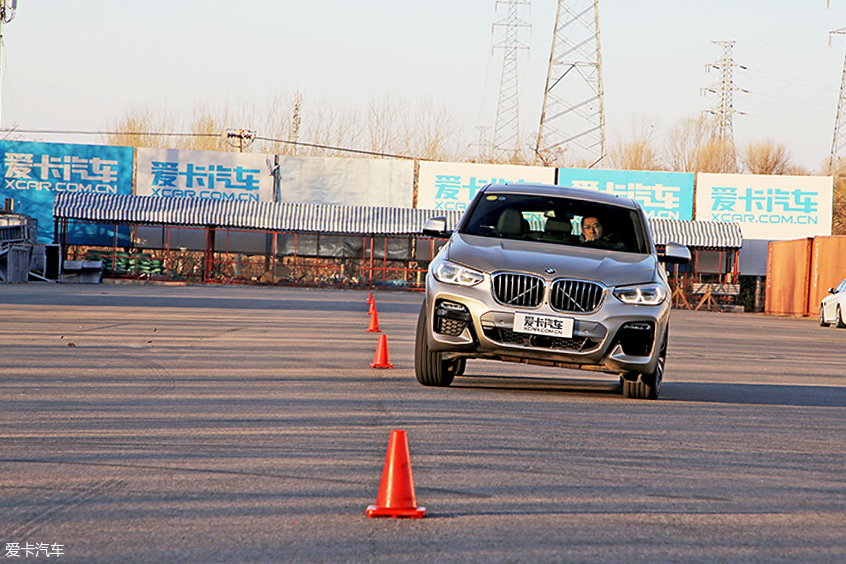 绕桩测试中,宝马深厚的操控功底显露无疑,精准的指向和利落的悬挂回弹