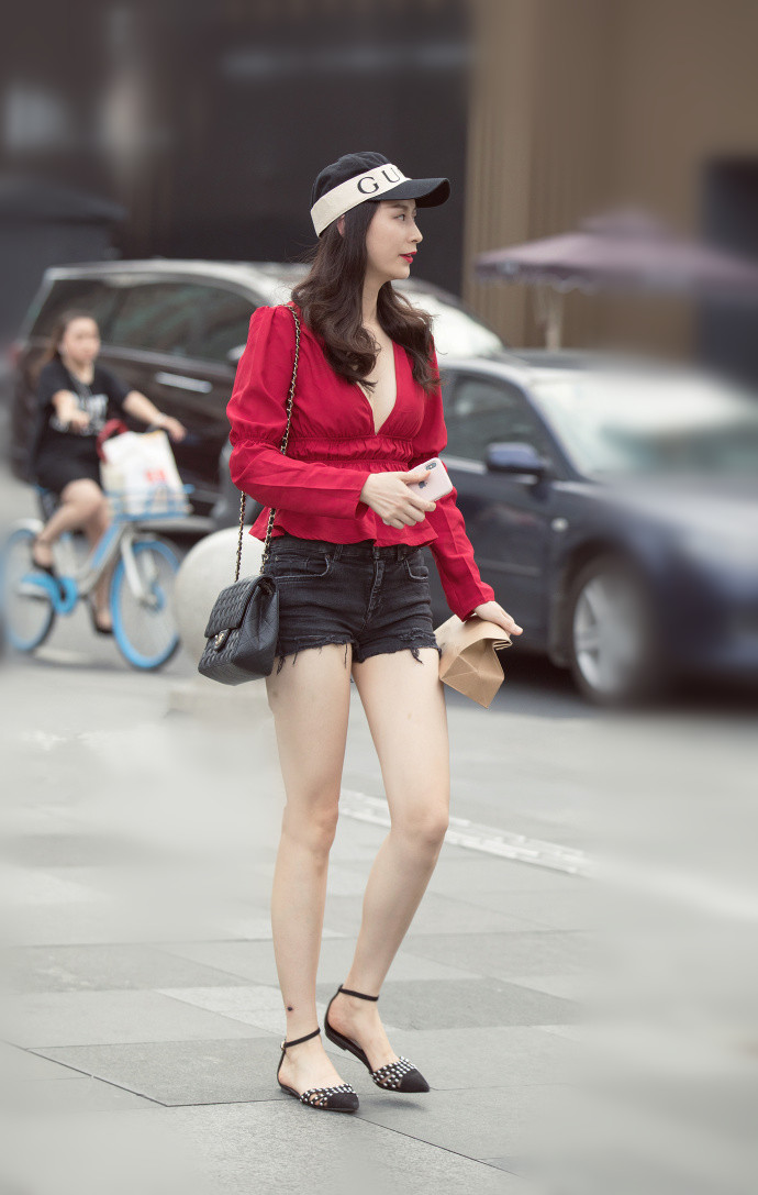 街拍:红色v领衬衣搭配黑色短裤,尽显美女成熟魅力