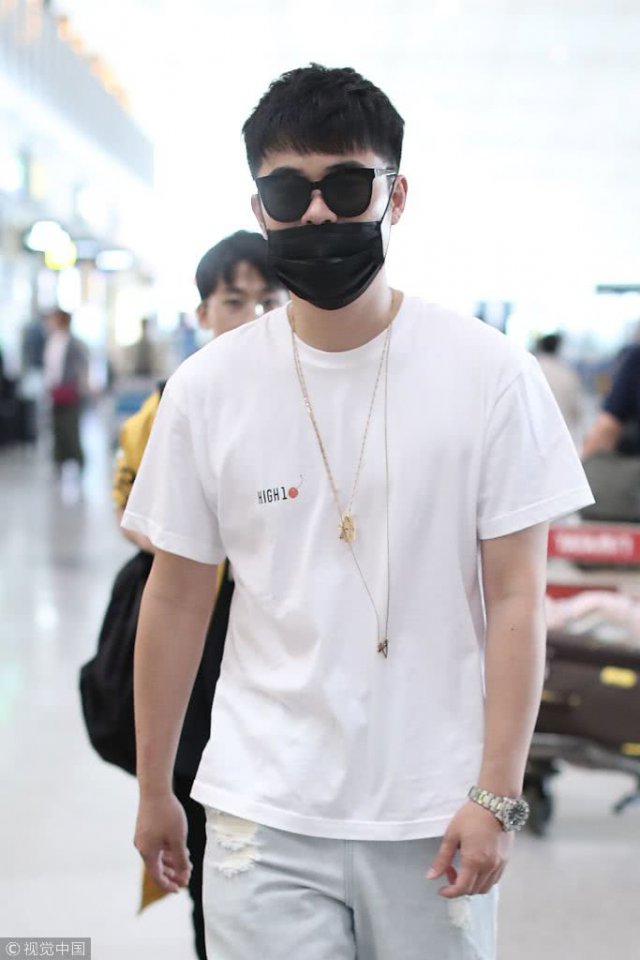 看看陈赫戴墨镜,再看看邓超戴墨镜,你喜欢哪个?网友:超哥成熟