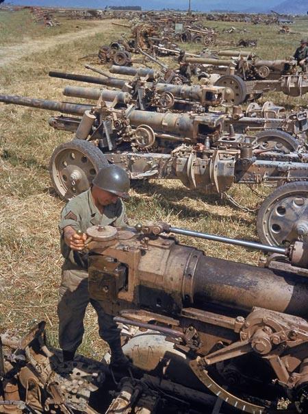 图为一名德军士兵在修理火炮.