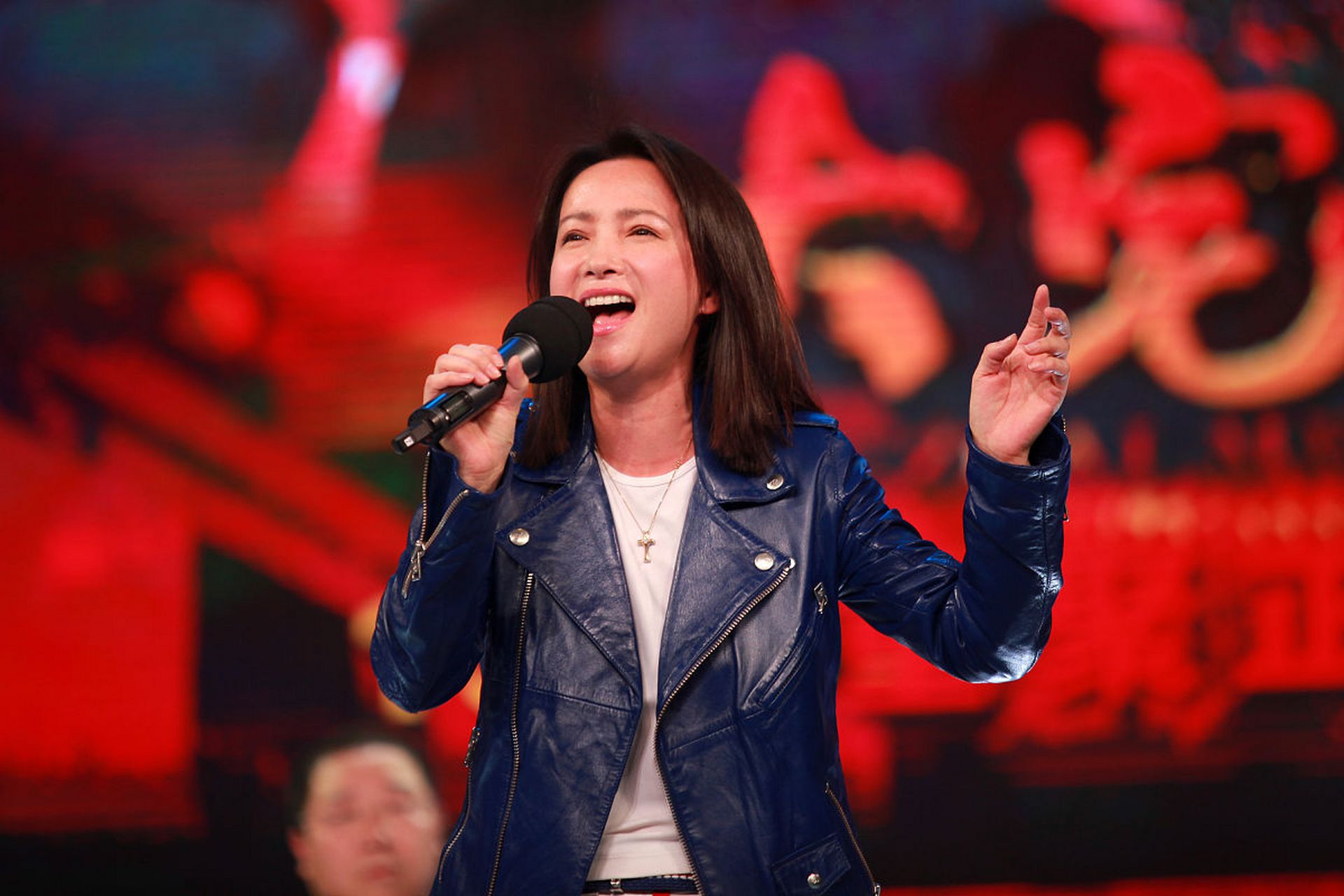 何晴的素颜照片,展现了她清澈而明亮的双眸,毫无保留地展示出她真实