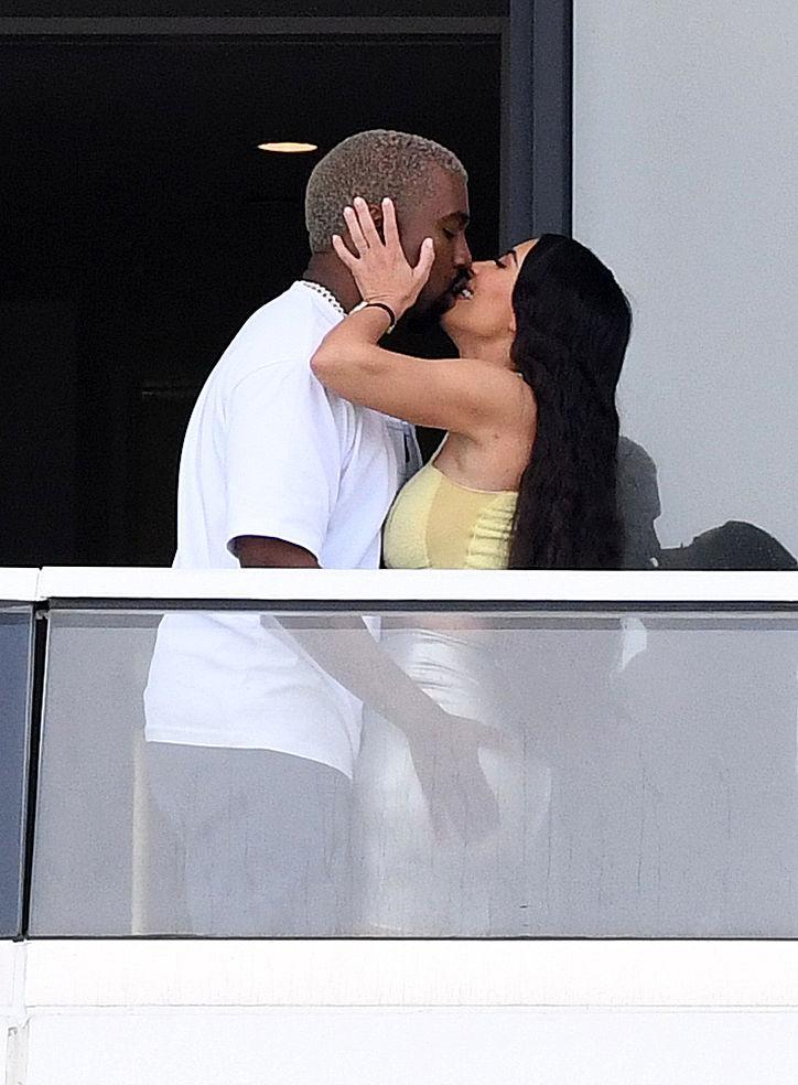 金·卡戴珊与老公韦斯特热情拥吻,一身"金银套装"身材傲人